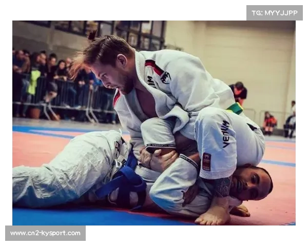 UFC赛场现尴尬瞬间:240斤选手激战短裤滑落